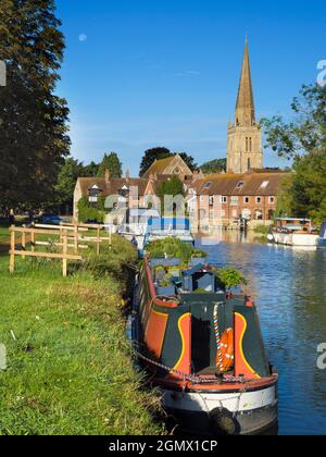 Abingdon, Angleterre - 5 septembre 2020 ; pas de personne en balle. Un lever de lune d'été rarement vu par la Tamise à Abingdon; Saint Helen's Wharf et l'église sont Banque D'Images