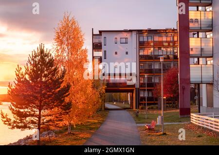 Le bâtiment moderne d'appartements sur fond de coucher de soleil pendant l'automne d'or en Finlande. Architecture nordique moderne. Banque D'Images
