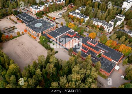 Vue aérienne sur le bâtiment de l'école pendant l'automne d'or en Finlande. Banque D'Images