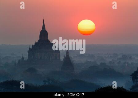 Bagan, Myanmar - 29 janvier 2013. Lever de soleil sur les pagodes de la vallée de Bagan à Mandalay, au Myanmar. Du 9ème au 13ème siècle, la ville Banque D'Images