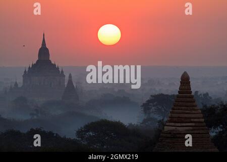 Bagan, Myanmar - 29 janvier 2013. Lever de soleil sur les pagodes de la vallée de Bagan à Mandalay, au Myanmar. Du 9ème au 13ème siècle, la ville Banque D'Images