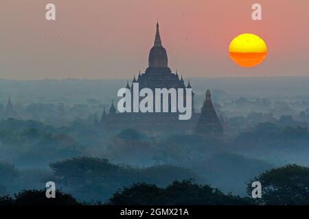 Bagan, Myanmar - 29 janvier 2013. Lever de soleil sur les pagodes de la vallée de Bagan à Mandalay, au Myanmar. Du 9ème au 13ème siècle, la ville Banque D'Images