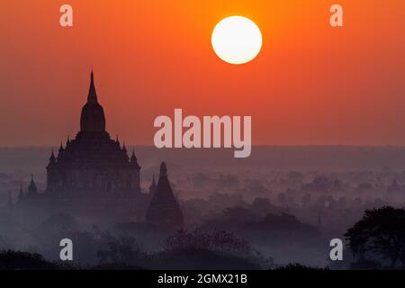 Bagan, Myanmar - 29 janvier 2013. Lever de soleil sur les pagodes de la vallée de Bagan à Mandalay, au Myanmar. Du 9ème au 13ème siècle, la ville Banque D'Images