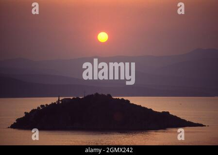 Napflion, Grèce - juin 1999 ; tout est tranquille alors que le soleil se couche sur les îles Peleponnaises en Grèce. Vue depuis les collines surplombant le port de Napflion. Banque D'Images