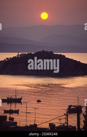 Napflion, Grèce - juin 1999 ; tout est tranquille alors que le soleil se couche sur les îles Péloponnèse en Grèce. Vue depuis les collines surplombant le port de Napflion. Banque D'Images