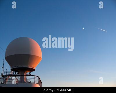 Océan Atlantique - 2013 novembre; coucher de soleil tardif à bord d'un paquebot de croisière, avec piste de lune et de vapeur. Banque D'Images