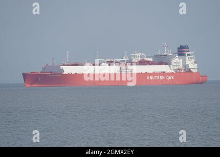 Sheerness, Kent, Royaume-Uni. 21 septembre 2021. Le navire à gaz 'RIAS BAIXAS KNUTSEN' est arrivé à Sheerness, dans le Kent ce matin. Le gaz est stocké sous forme de GNL (gaz naturel liquéfié) et importé dans l'installation de GNL de grain de National Grid, en face de Sheerness. Les prix de gros de l'essence ont augmenté cette année. Crédit : James Bell/Alay Live News Banque D'Images