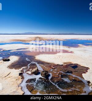 Salar de Uyuni, Bolivie - 23 mai 2018 les cuves de sel d'Uyuni de Bolivie sont l'une des grandes merveilles naturelles de la planète. Couvrant plus de 10,000 carrés Banque D'Images