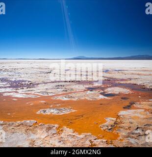 Salar de Uyuni, Bolivie - 23 mai 2018 les cuves de sel d'Uyuni de Bolivie sont l'une des grandes merveilles naturelles de la planète. Couvrant plus de 10,000 carrés Banque D'Images