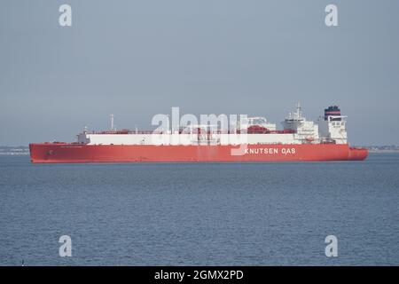 Sheerness, Kent, Royaume-Uni. 21 septembre 2021. Le navire à gaz 'RIAS BAIXAS KNUTSEN' est arrivé à Sheerness, dans le Kent ce matin. Le gaz est stocké sous forme de GNL (gaz naturel liquéfié) et importé dans l'installation de GNL de grain de National Grid, en face de Sheerness. Les prix de gros de l'essence ont augmenté cette année. Crédit : James Bell/Alay Live News Banque D'Images