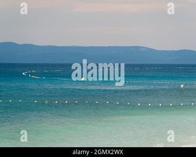 Starigrad Paklenica est un petit village et port de bord de mer croate, situé sur la côte du canal Velebit qui mène à l'Adriatique. C'est bui Banque D'Images