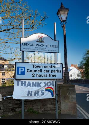 Abingdon, Angleterre - 21 avril 2020; pas de personnes en vue. Un signe des temps - un arc-en-ciel NHS merci bannière sur Abingdon Bridge, affiché pendant le pa Banque D'Images