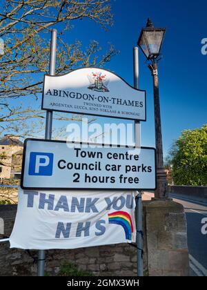Abingdon, Angleterre - 21 avril 2020; pas de personnes en vue. Un signe des temps - un arc-en-ciel NHS merci bannière sur Abingdon Bridge, affiché pendant le pa Banque D'Images