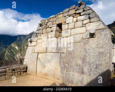 Machu Picchu, Pérou - 14 mai 2018 situé dans un endroit montagneux impressionnant à 2400m d'altitude dans les Andes, les ruines de la ville inca du XVe siècle Banque D'Images