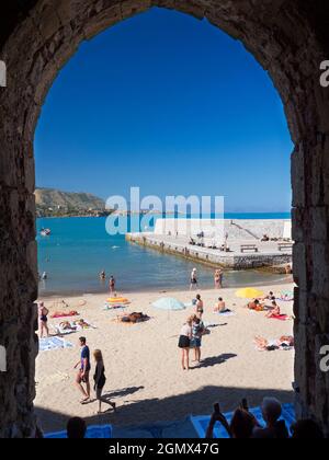 Cefal, Sicile, Italie - 25 septembre 2019; beaucoup de gens en balle. L'ancienne ville sicilienne de Cefal, sur la côte nord de la Sicile, remonte à plus de 2 Banque D'Images