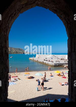 Cefal, Sicile, Italie - 25 septembre 2019; beaucoup de gens en balle. L'ancienne ville sicilienne de Cefal, sur la côte nord de la Sicile, remonte à plus de 2 Banque D'Images