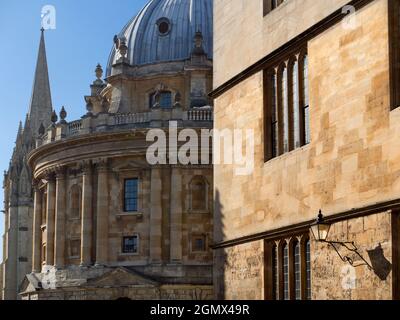 Oxford, Angleterre - 2016; trois monuments d'Oxford pour le prix d'un - la célèbre bibliothèque Bodleian (premier plan), le dôme de la caméra Radcliffe Banque D'Images