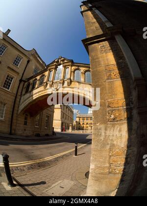 Oxford, Angleterre - 5 août 2013 ; reliant deux parties du Hertford College d'Oxford, son pont historique de Hertford - souvent appelé « le pont des Soupirs » était Banque D'Images