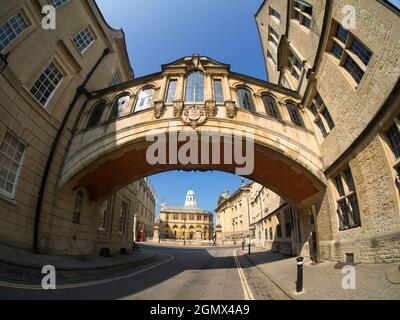 Oxford, Angleterre - 5 août 2013 ; reliant deux parties du Hertford College d'Oxford, son pont historique de Hertford - souvent appelé « le pont des Soupirs » était Banque D'Images