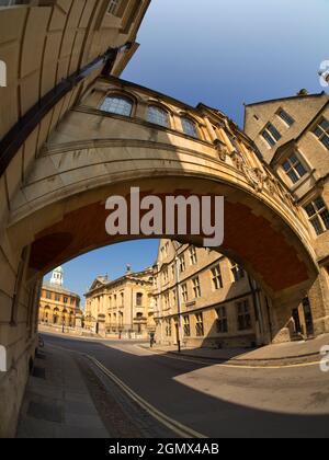 Oxford, Angleterre - 5 août 2013 ; reliant deux parties du Hertford College d'Oxford, son pont historique de Hertford - souvent appelé « le pont des Soupirs » était Banque D'Images