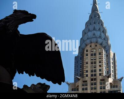 New York, Etats-Unis - 4 novembre 2013; pas de personnes en vue. L'emblématique bâtiment art déco de Chrysler fait un contraste intéressant avec l'aigle sc plus classique Banque D'Images