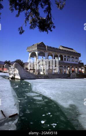 Pékin, Chine - avril 2016 ; dernière folie de l'Empire. Le bateau en marbre, également connu sous le nom de bateau de pureté et de facilité, est un pavillon au bord du lac dans le domaine Banque D'Images