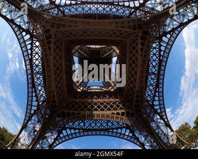 Paris, France - 18 septembre 2018 construite pour l'exposition universelle de 1889, la Tour Eiffel de 324 mètres (1,063 pieds) est devenue une icône culturelle de Paris Banque D'Images