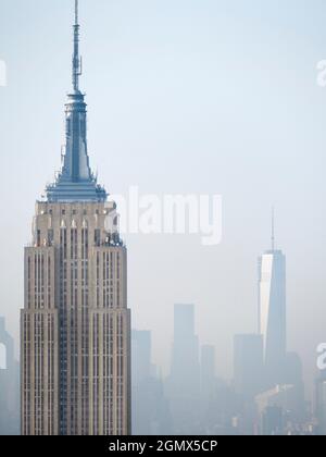 New York, UISA - 4 novembre 2011; pas de personnes en vue. Deux pièces emblématiques de l'architecture grandiose de New York pour le prix d'une. La construction de l'Empire State Banque D'Images