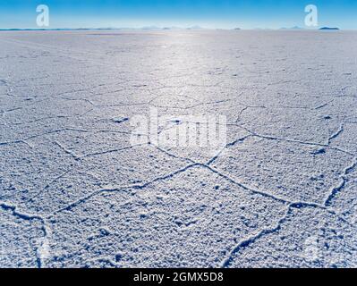 Salar de Uyuni, Bolivie - 23 mai 2018 Les cuves de sel d'Uyuni de Bolivie sont l'une des grandes merveilles naturelles de la planète. Couvrant plus de 10,000 m2 Banque D'Images