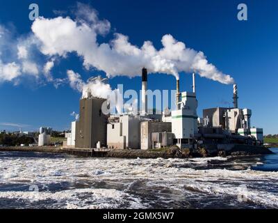 9 septembre 2013; aucune personne en vue. Dans très peu d'endroits la beauté naturelle et la collision industrielle avec une telle souche. Le géant Irving Pulp Mill a Banque D'Images