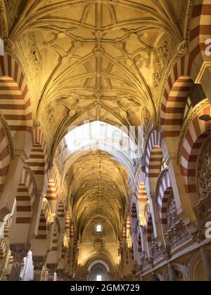 Cordoba, Espagne - 16 mai 2015; pas de personne en vue. La mosquée-cathédrale de Mezquita à Cordoue, en Espagne, est un bâtiment vraiment fascinant avec un événement Banque D'Images