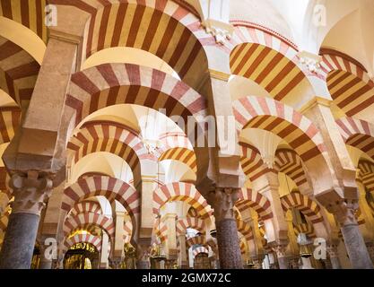 Cordoba, Espagne - 16 mai 2015; pas de personne en vue. La mosquée-cathédrale de Mezquita à Cordoue, en Espagne, est un bâtiment vraiment fascinant avec un événement Banque D'Images