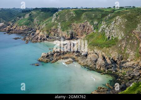 Vue vers le Jaonnet Bay, Icart, Guernesey, les îles Anglo-Normandes Banque D'Images