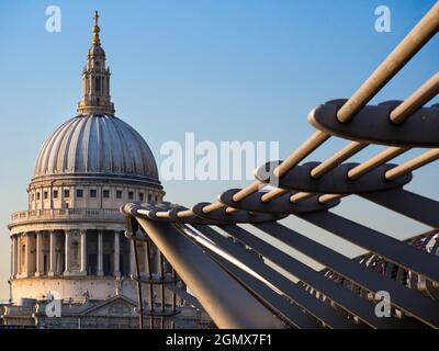 Londres, Angleterre - 2011; voici deux grands monuments près de la Tamise à Londres - ancien et nouveau en contraste. Cathédrale anglicane Saint-Paul, datant du Banque D'Images