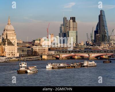 Londres, Angleterre - 2011 ; Londres a une grande ligne d'horizon riche en histoire, avec de nombreux bâtiments célèbres, anciens et nouveaux. Ici, nous voyons une vue panoramique de Waterlo Banque D'Images