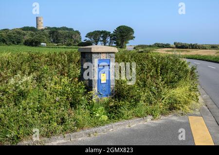 La boîte postale de l'île de Lihou à l'Erée en direction de la tour de fort Saumarez, Guernesey. Les Sablons, l'Erée, Guernesey, Iles Anglo-Normandes. Banque D'Images