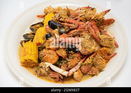 Les fruits de mer cajun faits maison s'évaporent avec du crabe de homard et des crevettes avec du riz Banque D'Images