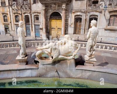 Palerme, Sicile, Italie - 23 septembre 2019 Fontana Pretoria - la fontaine prétorienne est une fontaine de la Renaissance qui était autrefois impressionnante au coeur de Banque D'Images