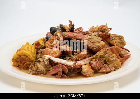 Les fruits de mer cajun faits maison s'évaporent avec du crabe de homard et des crevettes avec du riz Banque D'Images