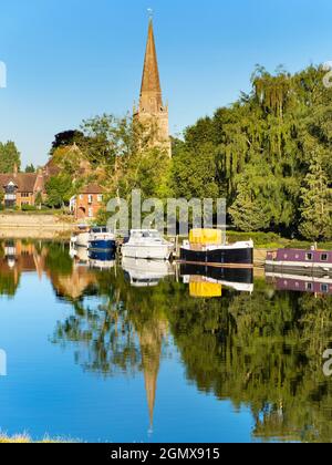 Abingdon, Angleterre - 25 mai 2020; pas de personnes en vue. C'est l'église St Helens à Abingdon, vue depuis l'amont de la Tamise. Un lieu chrétien de wor Banque D'Images