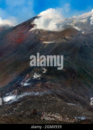 Mont Etna, Sicile, Italie - 21 septembre 2019 ; pas de personne en balle. Le majestueux Mont Etna domine le paysage nord-est de la Sicile, entre M. Banque D'Images