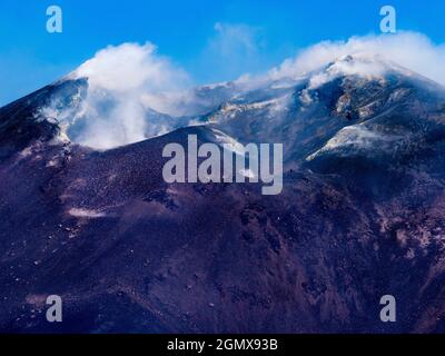 Mont Etna, Sicile, Italie - 21 septembre 2019 ; pas de personne en balle. Le majestueux Mont Etna domine le paysage nord-est de la Sicile, entre M. Banque D'Images