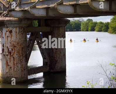 Kennington, Oxfordshire, Angleterre - 13 juillet 2019 ; six canoéistes en balle. Ici, nous voyons un pont abandonné sur la Tamise par Kennington, juste outsid Banque D'Images