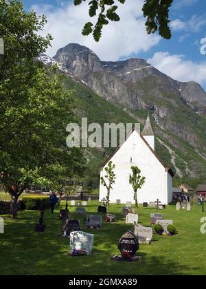 Eidfjord est une petite ville du district de Hardenger, sur la côte ouest de la Norvège. Il est situé à la fin de l'Eidfjorden, une branche intérieure de la grande Banque D'Images