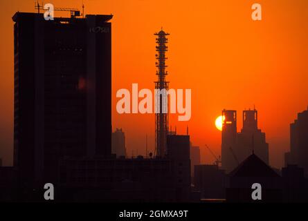 Tokyo, Japon - 1er novembre 2007 magnifique coucher de soleil rouge sur la ville de Tokyo, vue depuis ma chambre d'hôtel, Banque D'Images