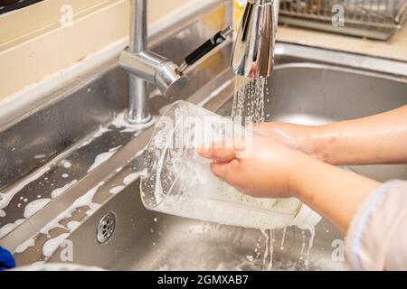 Close up hands de femme lave-vaisselle dans la cuisine Banque D'Images