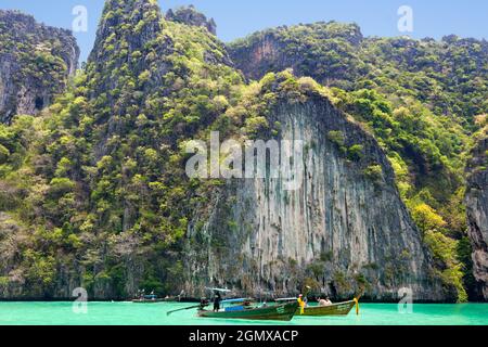 Baie de Phang Nga au large de Phuket en Thaïlande - avril 2011 ; la baie de Phang Nga se trouve dans le détroit de Malacca entre l'île de Phuket et le continent de la Malaisie Banque D'Images