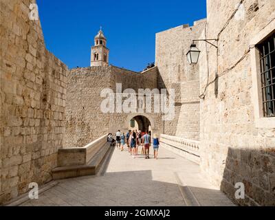 Dubrovnik, Croatie - 10 septembre 2016 Un groupe de touristes marchant sur les murs de Dubrovnik. Dubrovnik est une ville croate historique sur l'Adriatique Banque D'Images