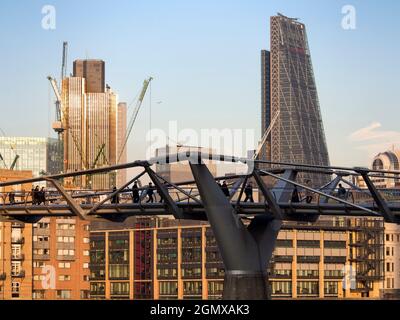 Trois des nouvelles icônes architecturales de Londres - la passerelle Millennium, la Tour 42 et le Cheesgrater. Au premier plan, et en cours d'exécution de là à Ta Banque D'Images