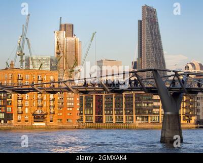 Trois des nouvelles icônes architecturales de Londres - la passerelle Millennium, la Tour 42 et le Cheesgrater. Au premier plan, et en cours d'exécution de là à Ta Banque D'Images